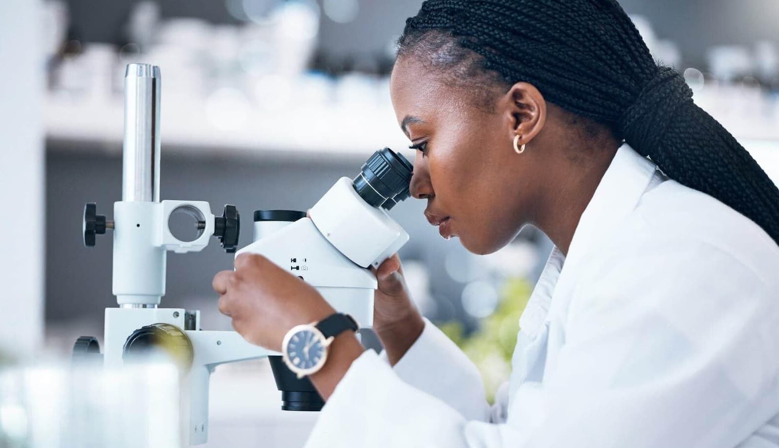 Lorsqu'elle trouve un remède, elle ne se demande pas qui en bénéficiera, car le virus lui-même ne choisira ni la couleur ni le genre de la personne qu'il affectera.